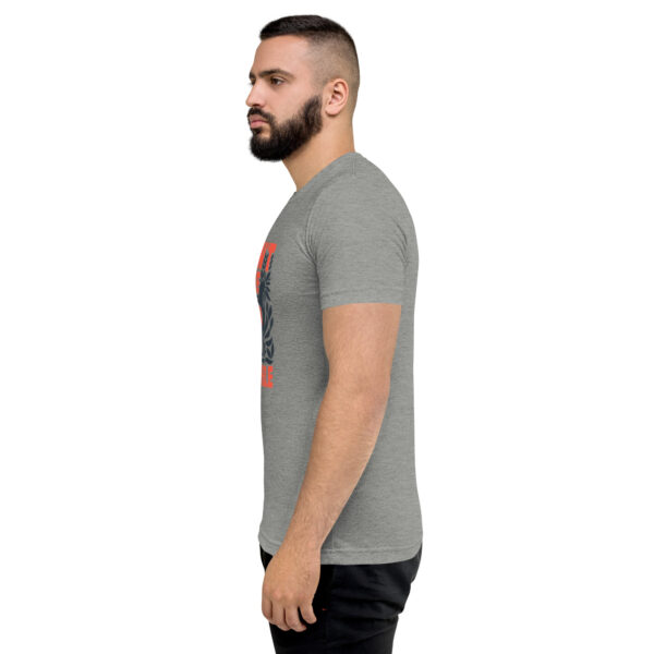 A man with a beard is wearing a gray t-shirt.