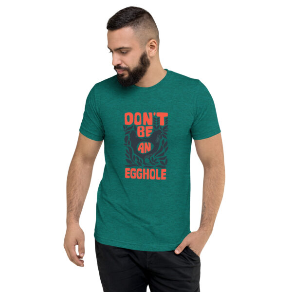 A man wearing a t-shirt that says don 't be visible.