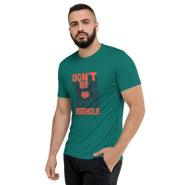 A man wearing a t-shirt that says don 't be bugggle