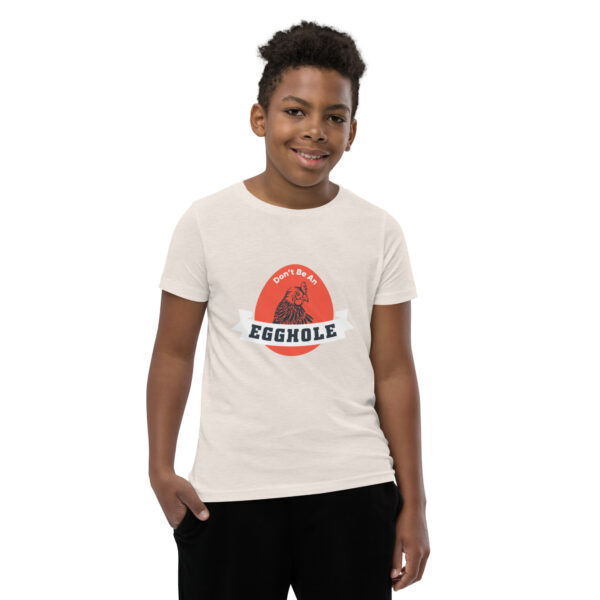 A young person wearing a t-shirt with the name of rashold