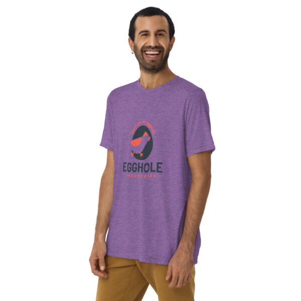 A man wearing a purple t-shirt with the word " freestyle ".